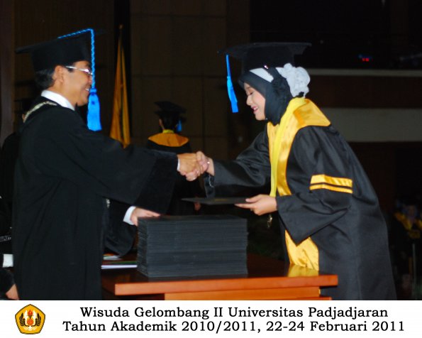 wisuda-keperawatan-s2-s1-oleh-dekan-102