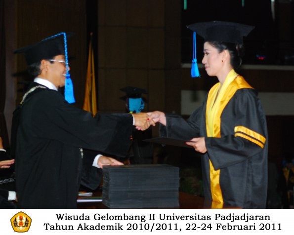 wisuda-keperawatan-s2-s1-oleh-dekan-103