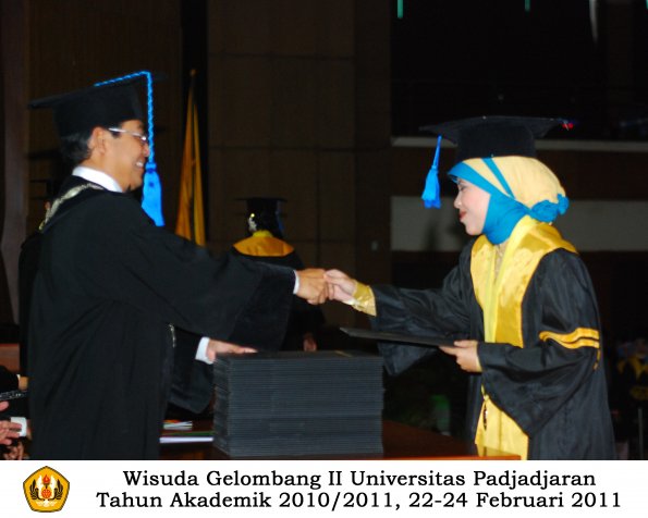 wisuda-keperawatan-s2-s1-oleh-dekan-110