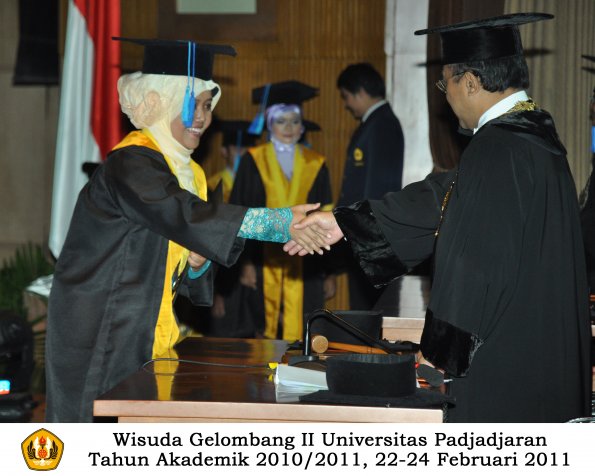 wisuda-keperawatan-s2-s1-oleh-rektor-093