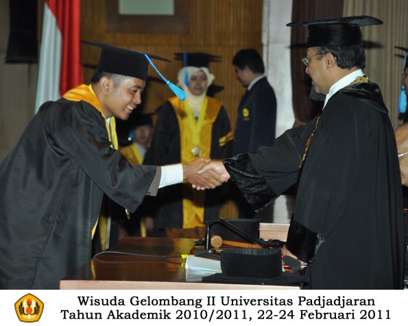 wisuda-keperawatan-s2-s1-oleh-rektor-095