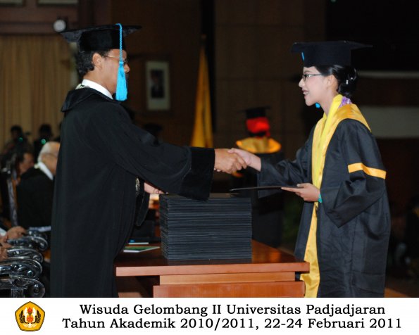 wisuda-sastra-s2-s3-d3-oleh-dekan-021