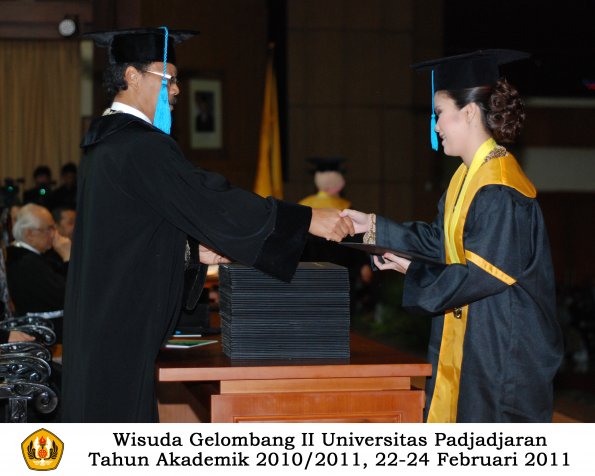 wisuda-sastra-s2-s3-d3-oleh-dekan-024