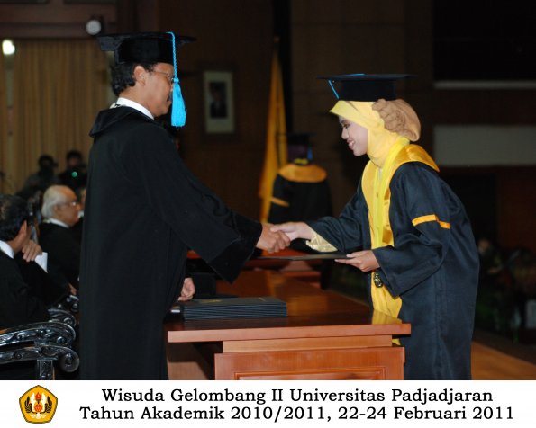 wisuda-sastra-s2-s3-d3-oleh-dekan-027