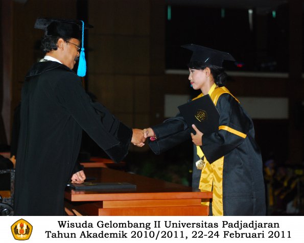 wisuda-sastra-s2-s3-d3-oleh-dekan-032