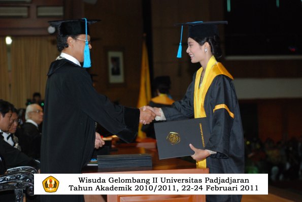 wisuda-sastra-s2-s3-d3-oleh-dekan-034