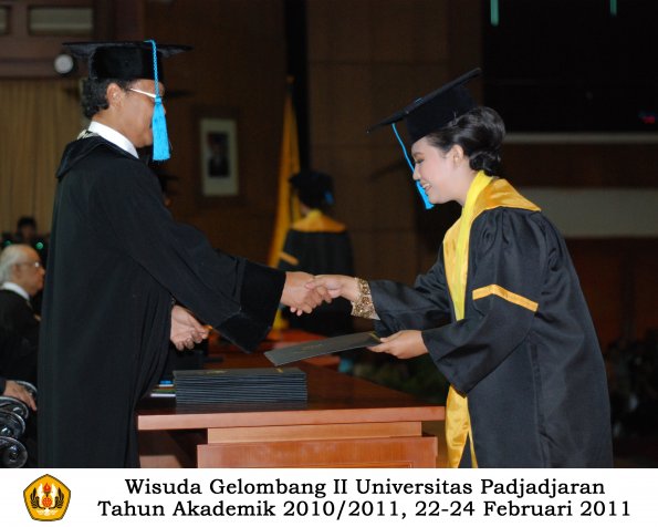 wisuda-sastra-s2-s3-d3-oleh-dekan-035