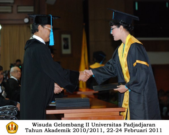 wisuda-sastra-s2-s3-d3-oleh-dekan-038