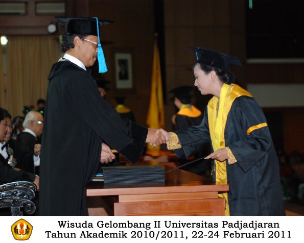 wisuda-sastra-s2-s3-d3-oleh-dekan-040