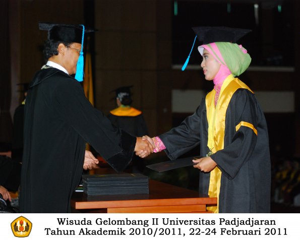 wisuda-sastra-s2-s3-d3-oleh-dekan-045