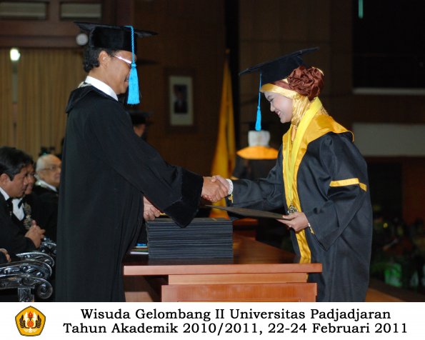 wisuda-sastra-s2-s3-d3-oleh-dekan-048