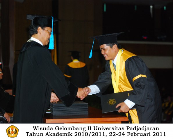 wisuda-sastra-s2-s3-d3-oleh-dekan-051