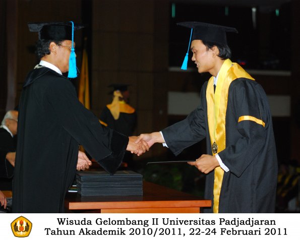 wisuda-sastra-s2-s3-d3-oleh-dekan-055