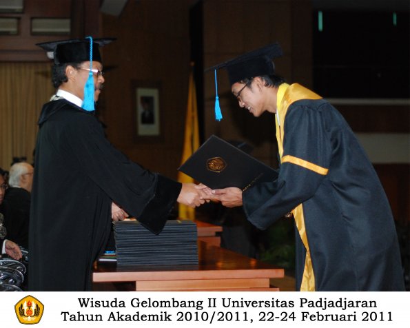 wisuda-sastra-s2-s3-d3-oleh-dekan-058