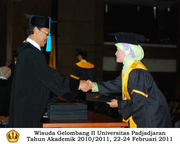 wisuda-sastra-s2-s3-d3-oleh-dekan-061