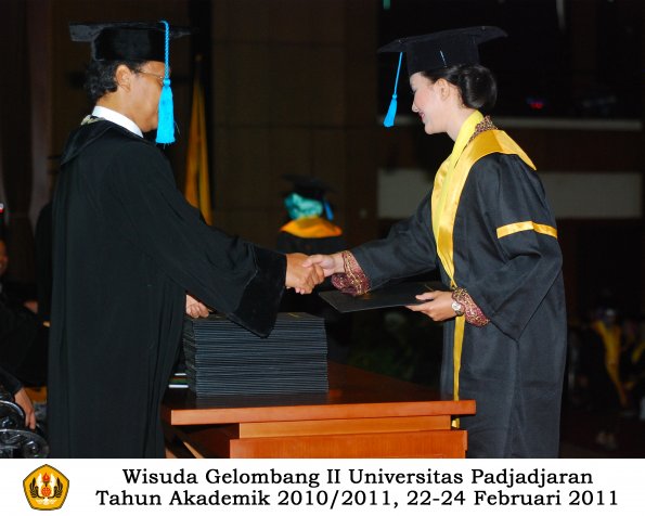 wisuda-sastra-s2-s3-d3-oleh-dekan-065