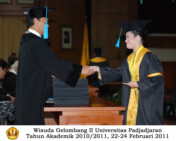 wisuda-sastra-s2-s3-d3-oleh-dekan-068