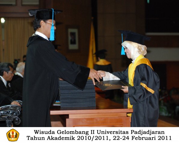 wisuda-sastra-s2-s3-d3-oleh-dekan-072