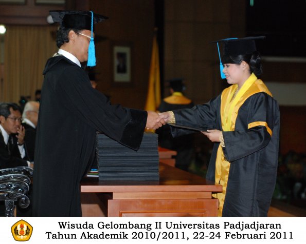 wisuda-sastra-s2-s3-d3-oleh-dekan-074