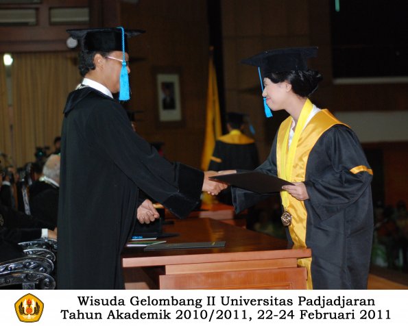 wisuda-sastra-s2-s3-d3-oleh-dekan-080