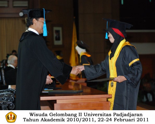 wisuda-sastra-s2-s3-d3-oleh-dekan-084