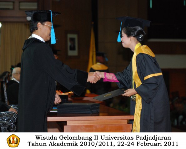 wisuda-sastra-s2-s3-d3-oleh-dekan-090