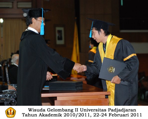 wisuda-sastra-s2-s3-d3-oleh-dekan-094