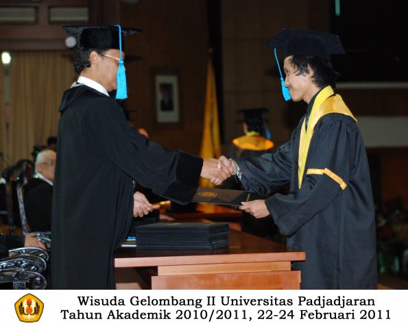 wisuda-sastra-s2-s3-d3-oleh-dekan-096