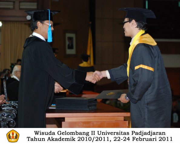 wisuda-sastra-s2-s3-d3-oleh-dekan-100