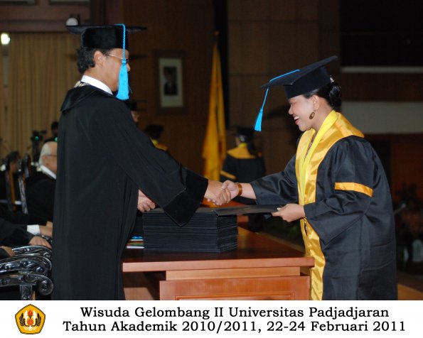 wisuda-sastra-s2-s3-d3-oleh-dekan-106