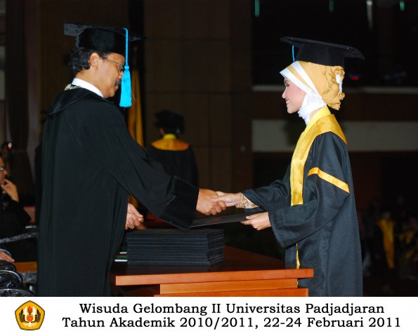 wisuda-sastra-s2-s3-d3-oleh-dekan-107