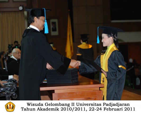 wisuda-sastra-s2-s3-d3-oleh-dekan-108