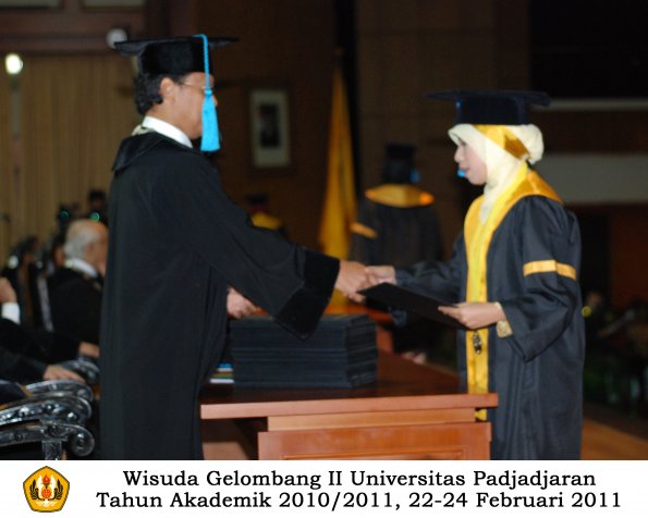 wisuda-sastra-s2-s3-d3-oleh-dekan-112