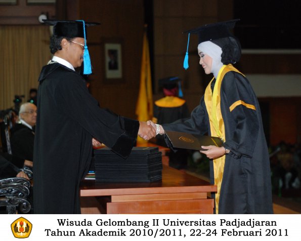 wisuda-sastra-s2-s3-d3-oleh-dekan-114