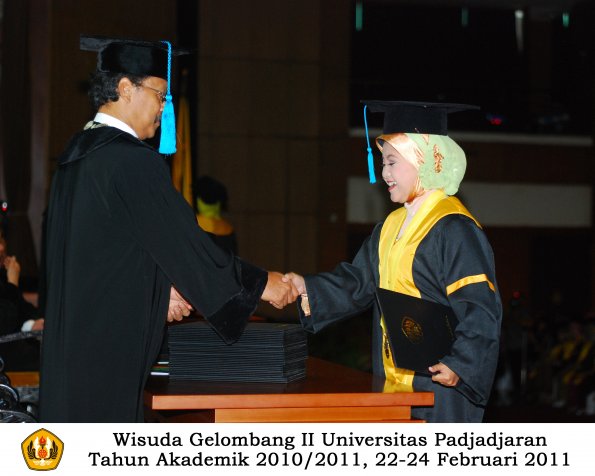 wisuda-sastra-s2-s3-d3-oleh-dekan-117