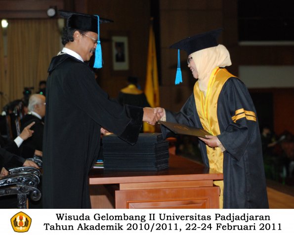 wisuda-sastra-s2-s3-d3-oleh-dekan-122