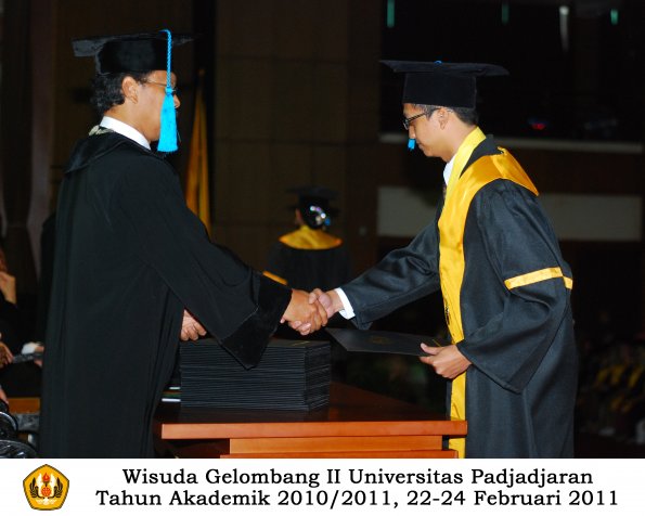 wisuda-sastra-s2-s3-d3-oleh-dekan-123