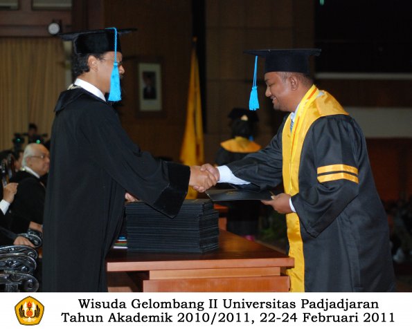 wisuda-sastra-s2-s3-d3-oleh-dekan-124