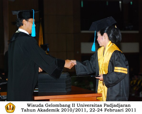 wisuda-sastra-s2-s3-d3-oleh-dekan-125