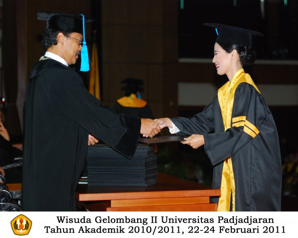 wisuda-sastra-s2-s3-d3-oleh-dekan-126