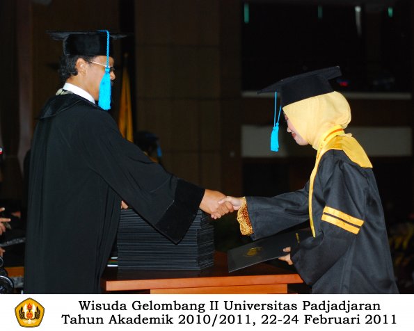 wisuda-sastra-s2-s3-d3-oleh-dekan-130