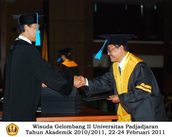 wisuda-sastra-s2-s3-d3-oleh-dekan-131