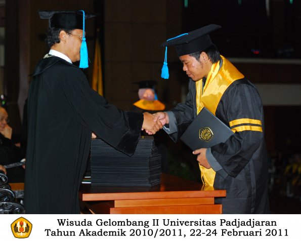 wisuda-sastra-s2-s3-d3-oleh-dekan-133