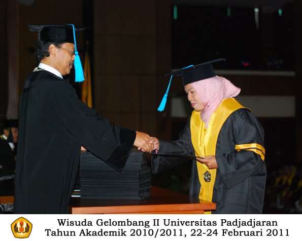 wisuda-sastra-s2-s3-d3-oleh-dekan-134