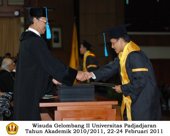 wisuda-sastra-s2-s3-d3-oleh-dekan-136