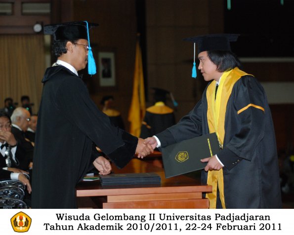 wisuda-sastra-s2-s3-d3-oleh-dekan-140