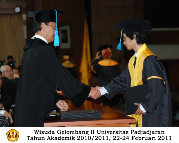 wisuda-sastra-s2-s3-d3-oleh-dekan-141