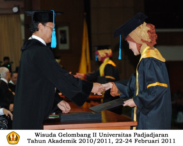 wisuda-sastra-s2-s3-d3-oleh-dekan-142