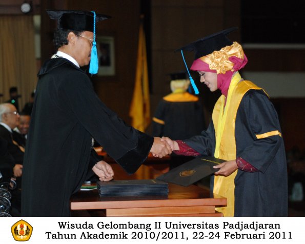 wisuda-sastra-s2-s3-d3-oleh-dekan-143