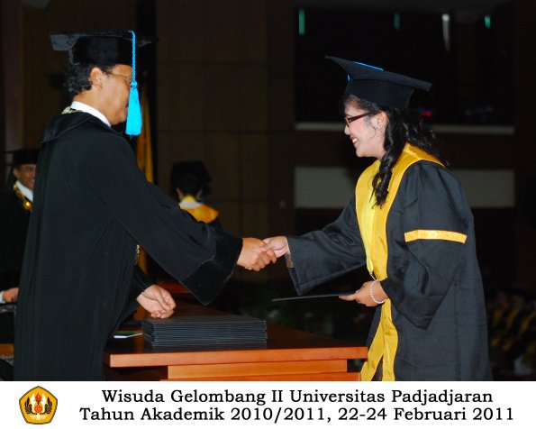 wisuda-sastra-s2-s3-d3-oleh-dekan-145